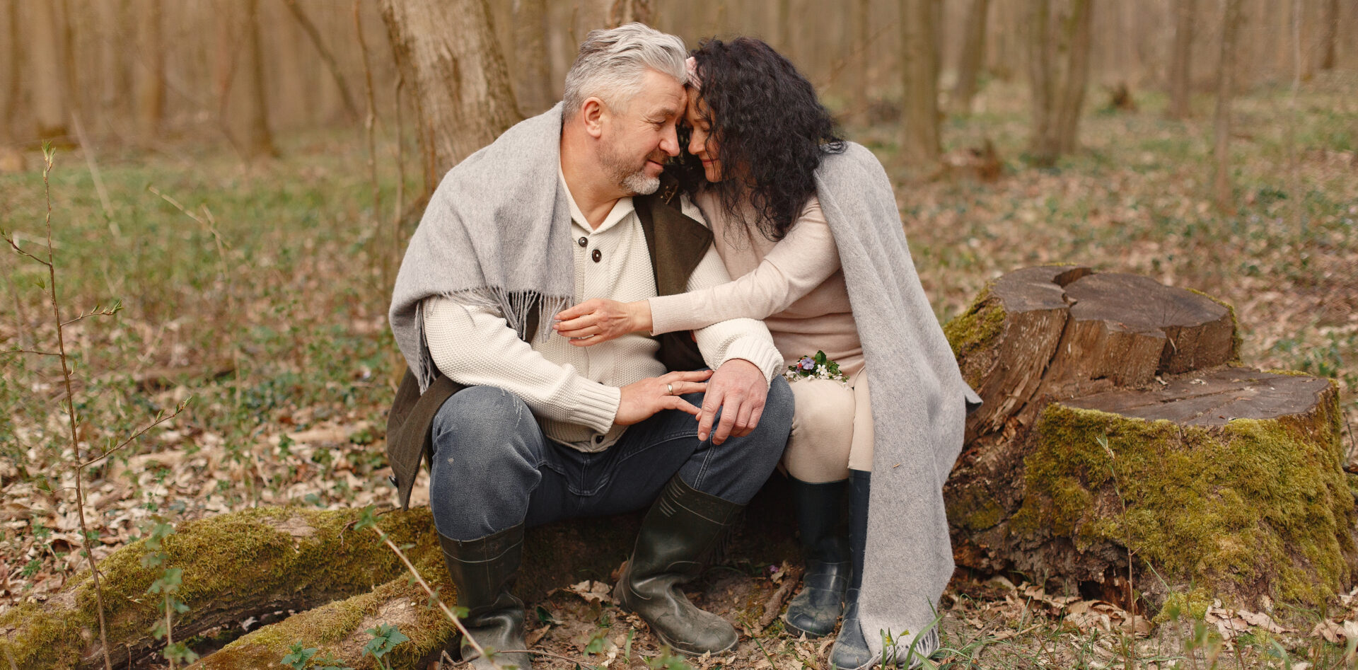 Paartherapie, Bewegend lieben - Paar-Coaching der neuen Zeit mit Sigrun Wegner - intimes Paar im Frühlingswald